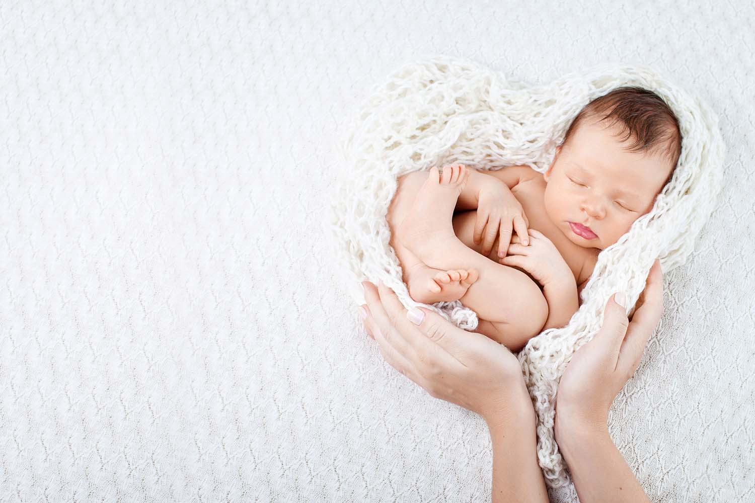 Bebé sobre una cobija blanca