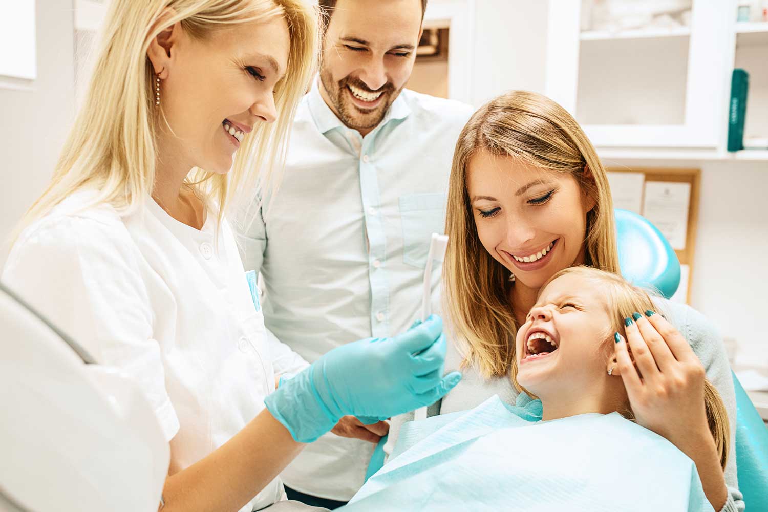 Dentista y familia sonriendo