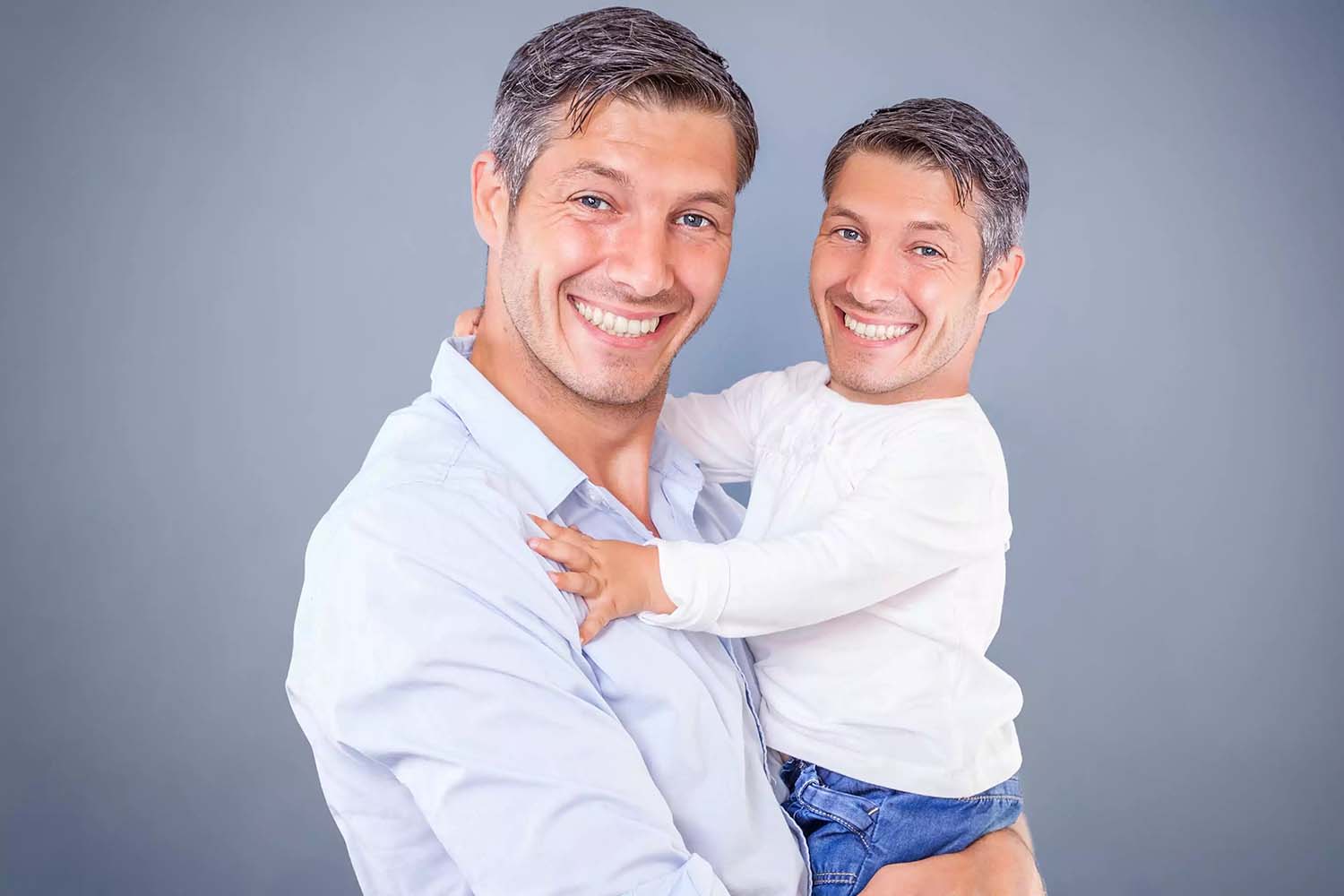 Hombre con un supuesto bebé en brazos. El niño es idéntico al hombre